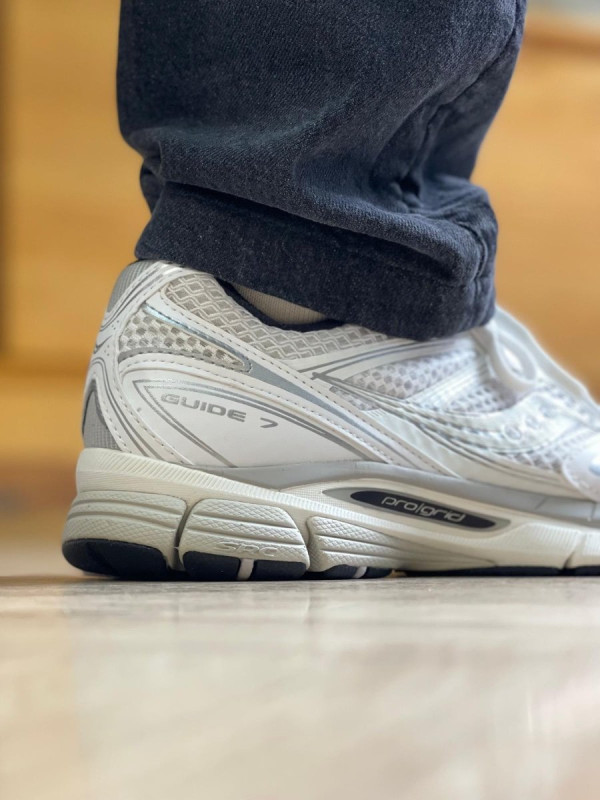 SAUCONY PROGRID GUIDE 7 WHITE BLACK