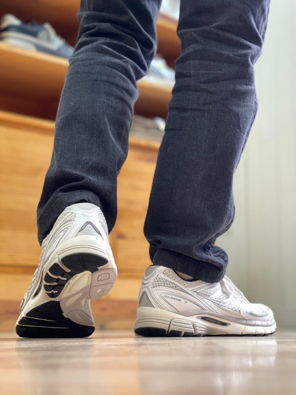 SAUCONY PROGRID GUIDE 7 WHITE BLACK