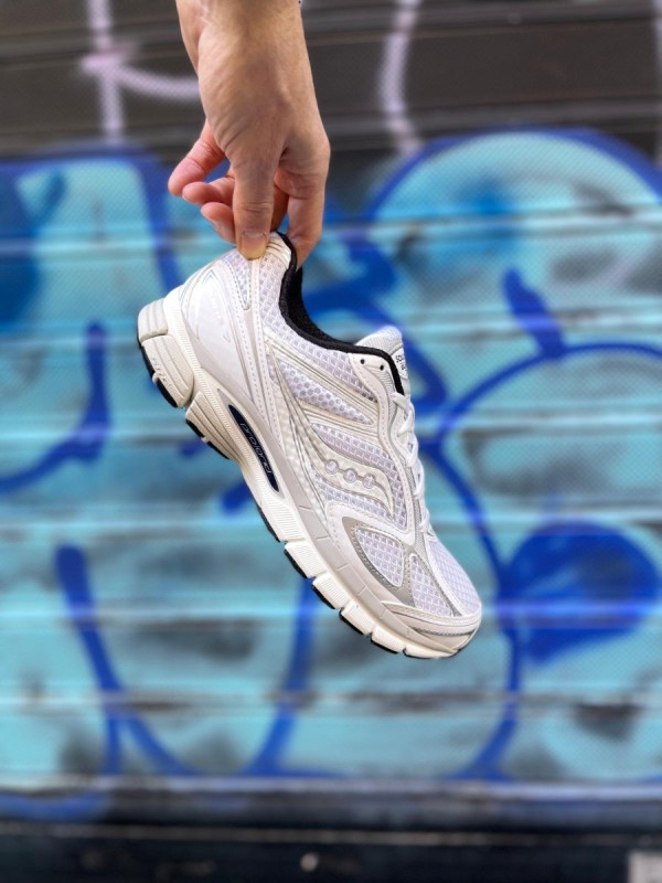 SAUCONY PROGRID GUIDE 7 WHITE BLACK