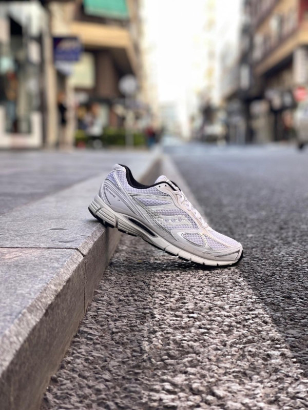 SAUCONY PROGRID GUIDE 7 WHITE BLACK