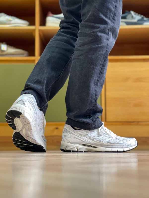 SAUCONY PROGRID GUIDE 7 WHITE BLACK