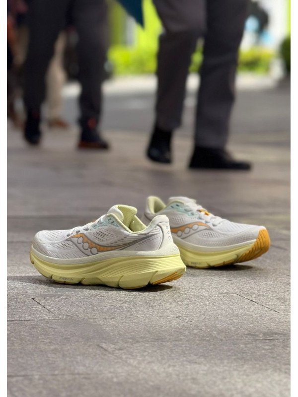 SAUCONY GUIDE 19 IVORY TENDER