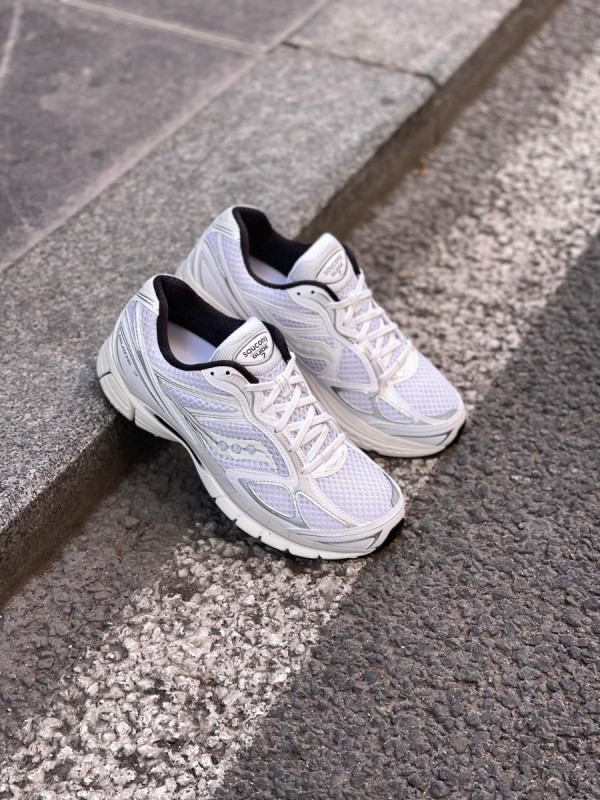 SAUCONY PROGRID GUIDE 7 WHITE BLACK